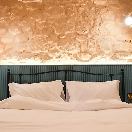 Number 14 Gazde/Camere de închiriat